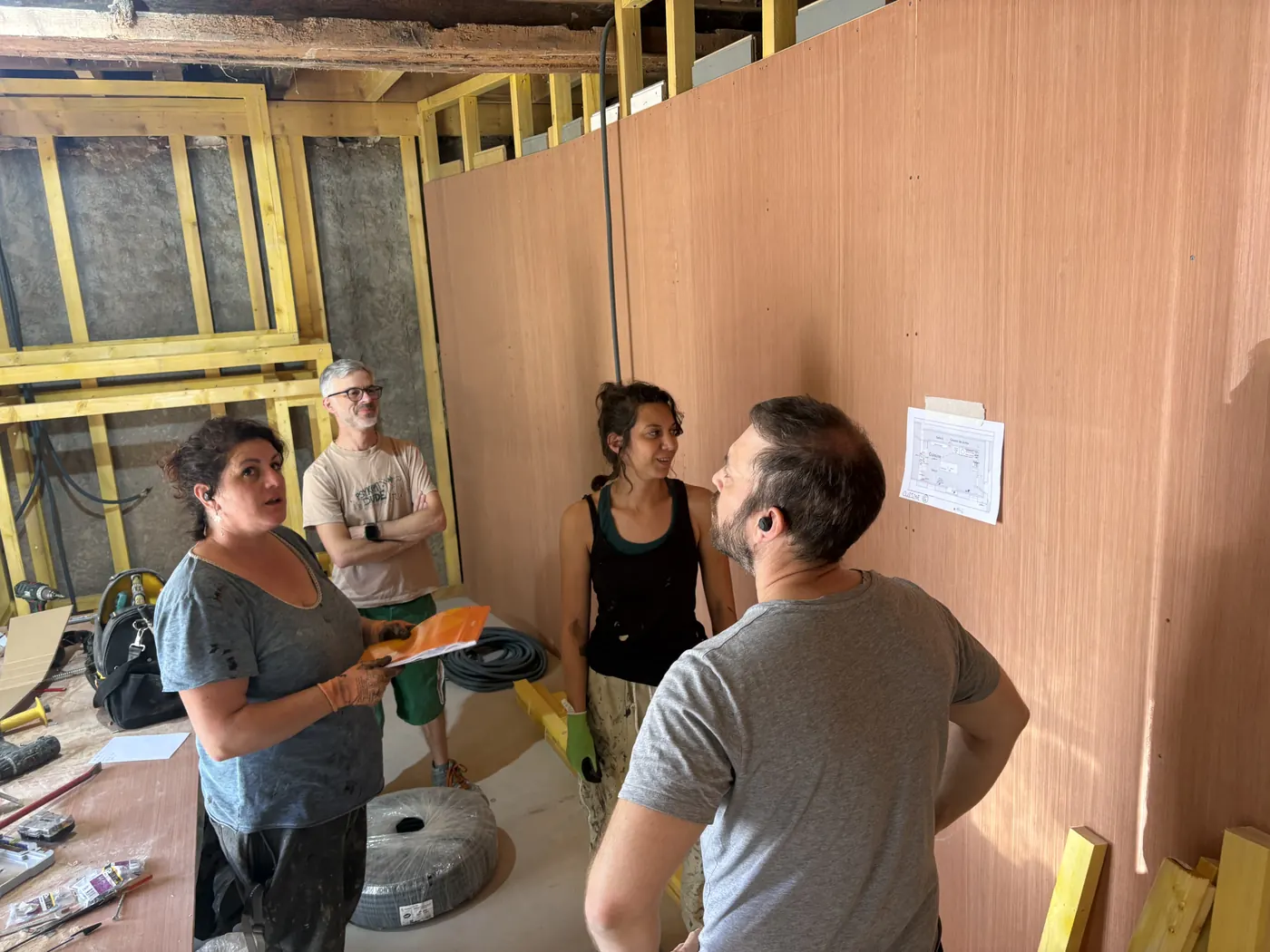 L'équipe dans une salle en ossature bois, en cours de construction