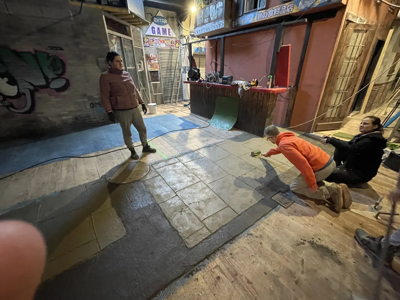 L'équipe met en peinture une rue pavée de décor