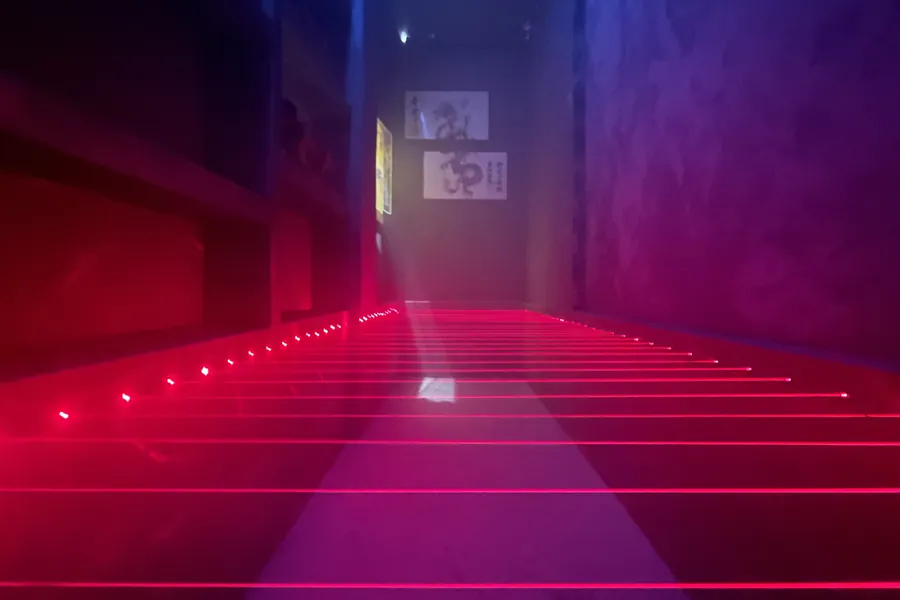 Couloir de lasers — effets lumineux intégrés au décor