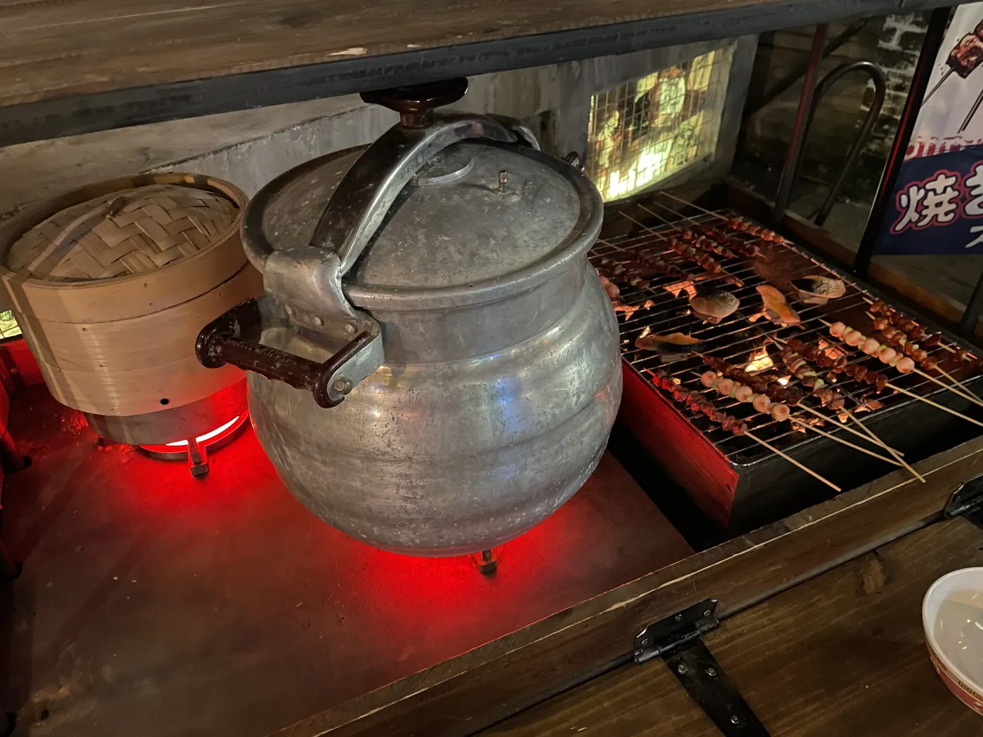 Accessoires de décor : marmite, brasero et brochettes factices